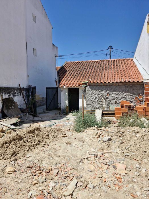 Terreno Urbano com 2 casas em Vale de Santarém