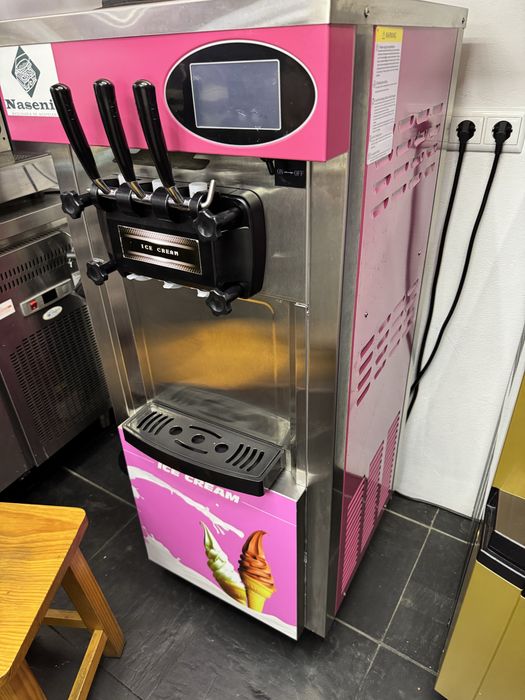 Maquina de gelados soft e açaí 2 cubas