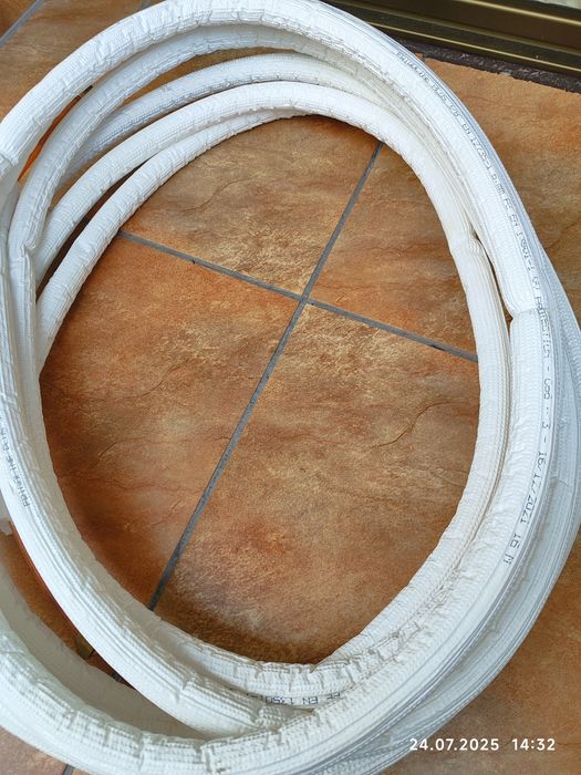 Zestaw rur miedzianych o średnicach 1/4 i 3/8 cala