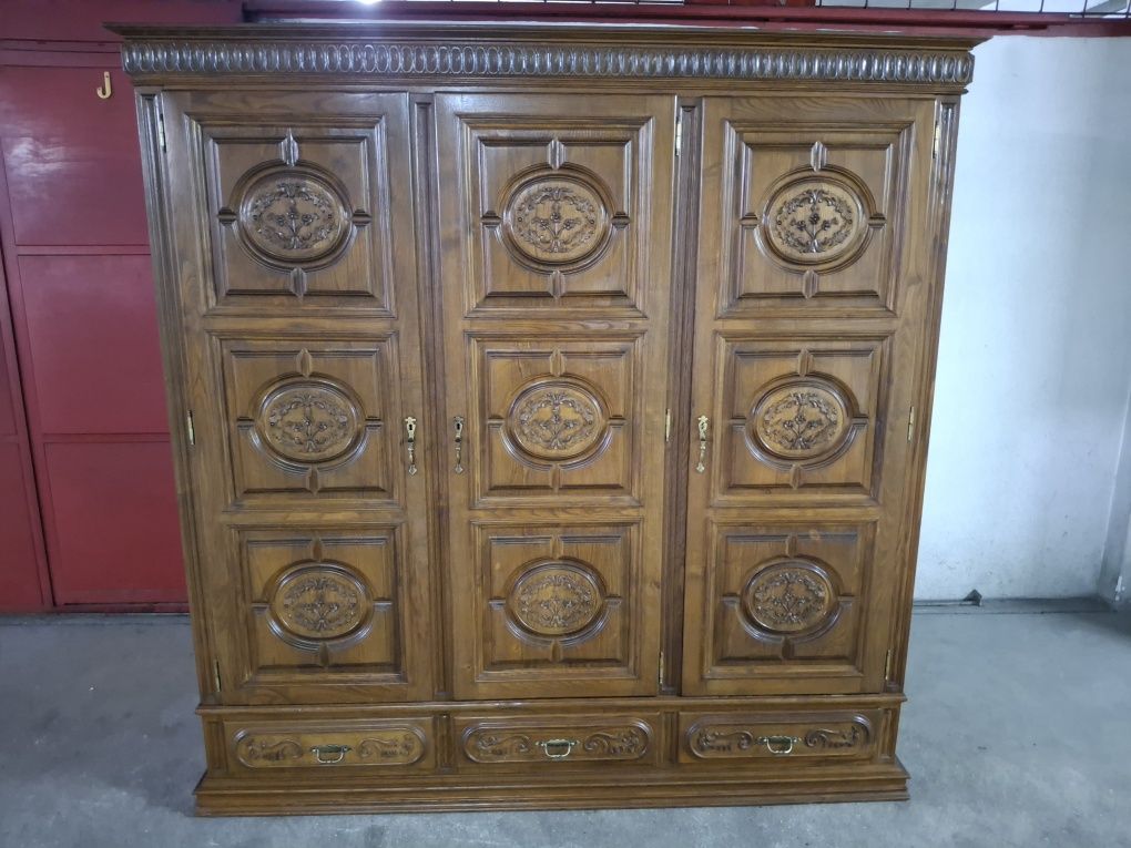Roupeiro de três portas