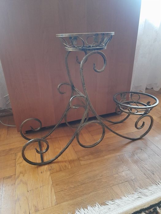 Кованые подставки для цветов.