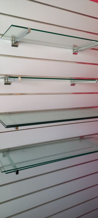 Prateleiras de vidro e cabides, para painel multisistema para loja
