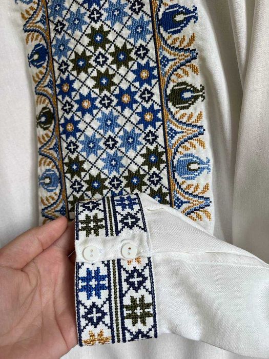 Чоловіча вишиванка льон молочна українська сорочка з синім орнаментом
