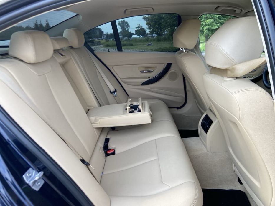 Bmw f30 320i.       …