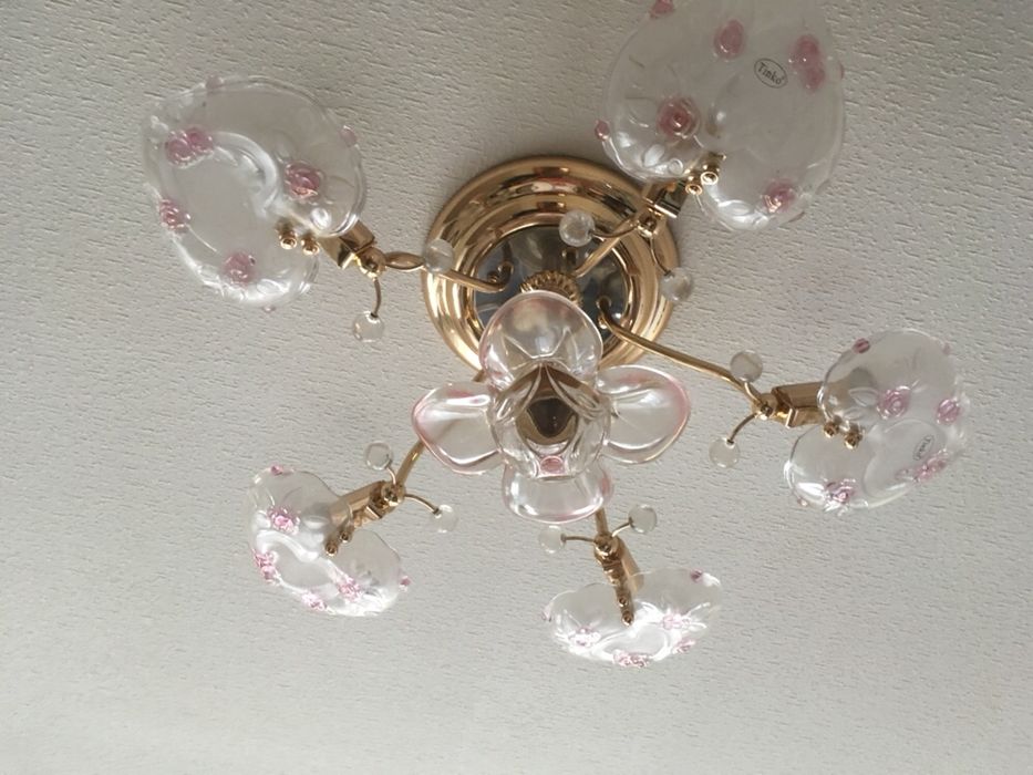 Люстра на пять лампочек.