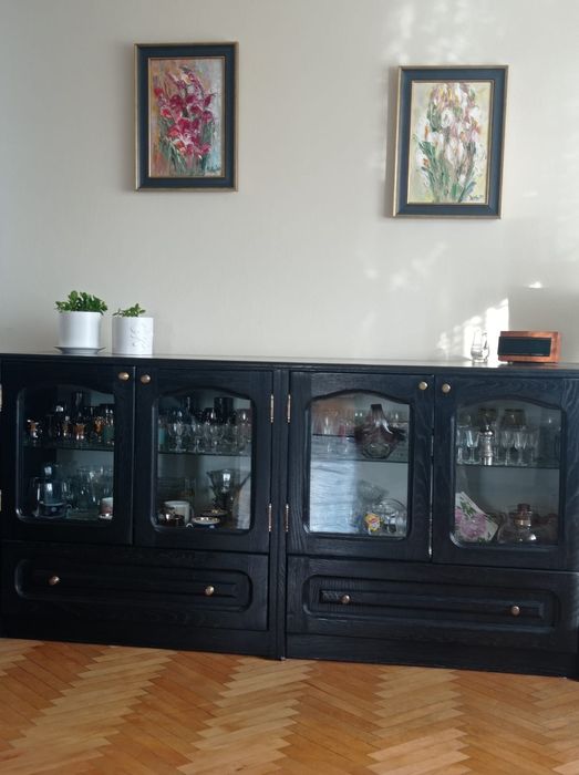 Komoda czarna, przeszklone drzwiczki