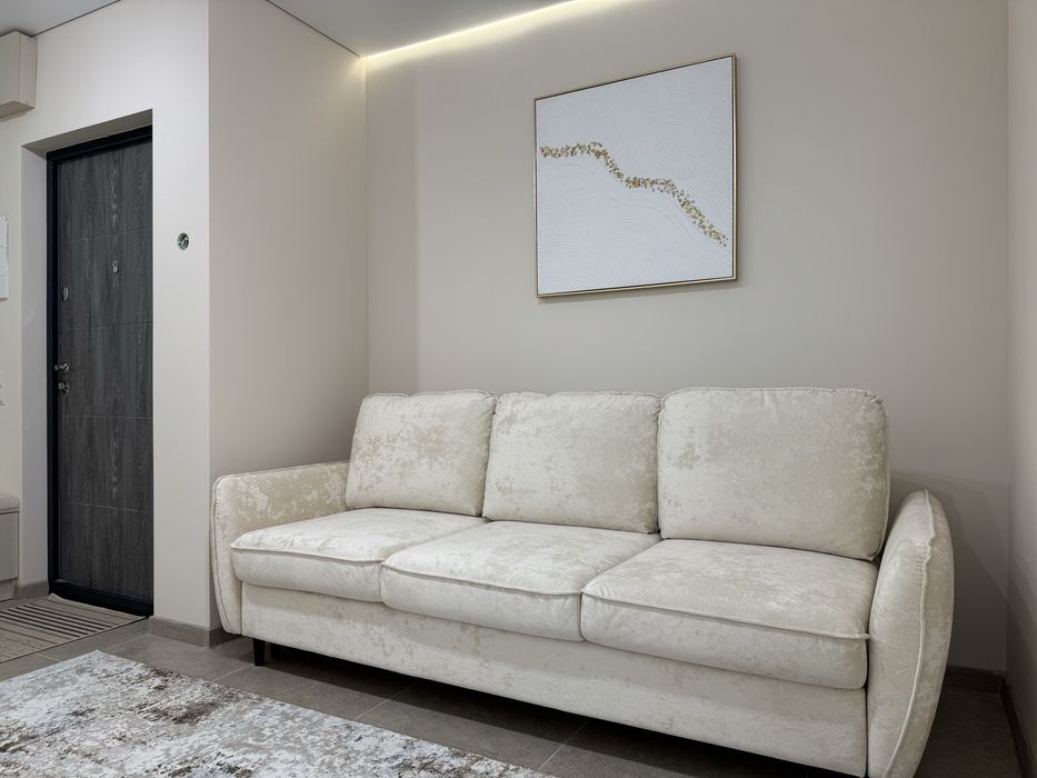 Центр міста, стильна 1.5 кімнатна з меблями та технікою – вид на гори!