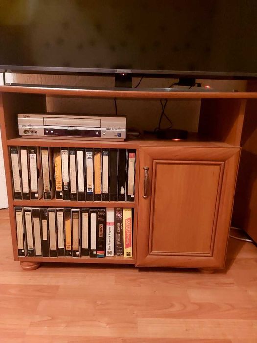 Szafka RTV z 3 półkami i jedną zamykaną szafką