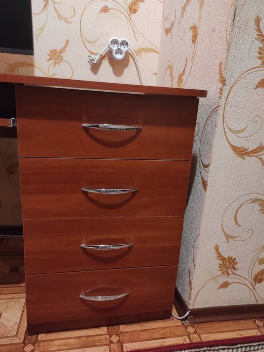 Комп’ютерний стіл