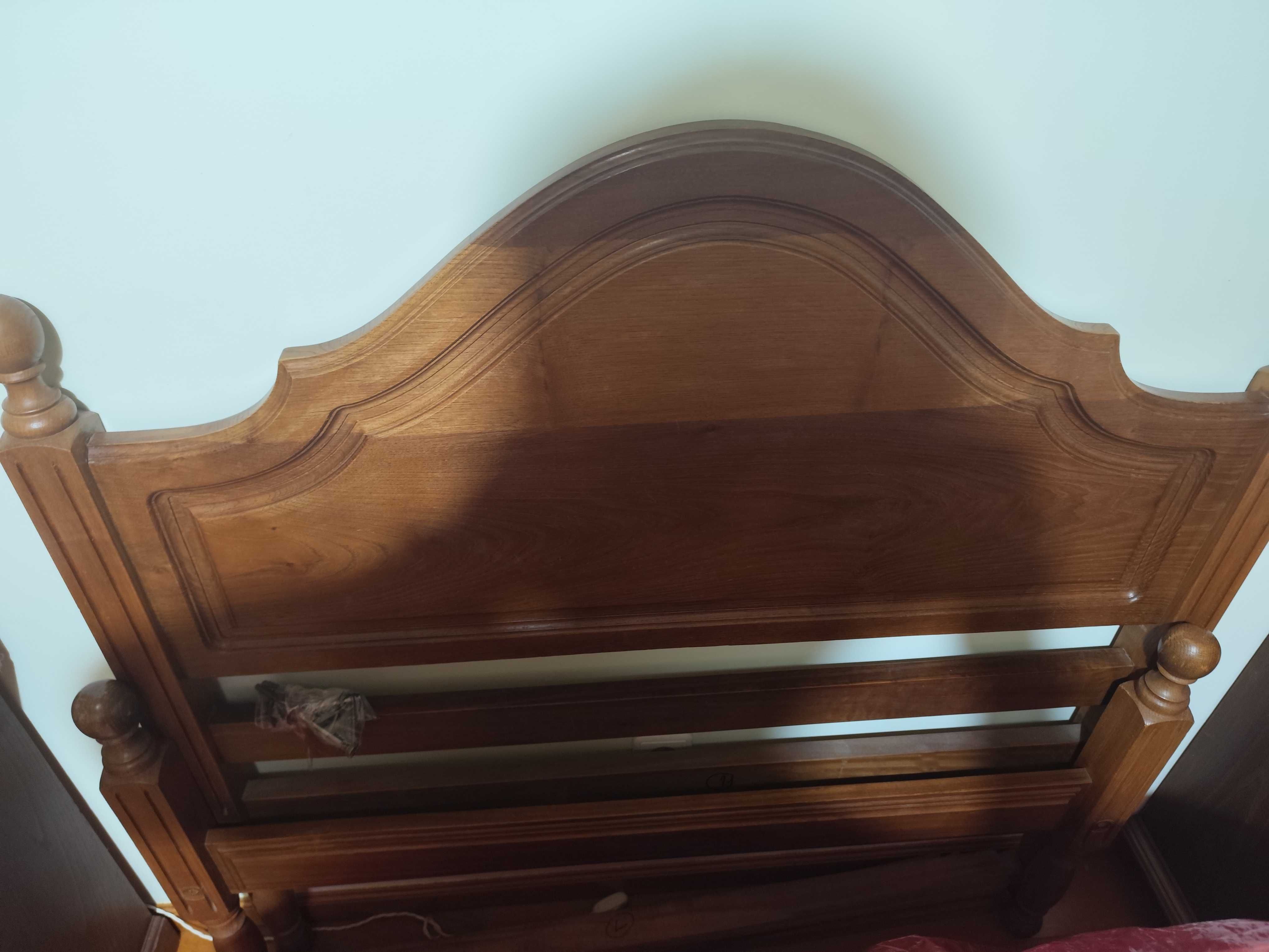Cama 120x180, escrivaninha, colchão e mesa de cabeceira
