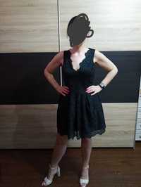 Czarna sukienka z koronki