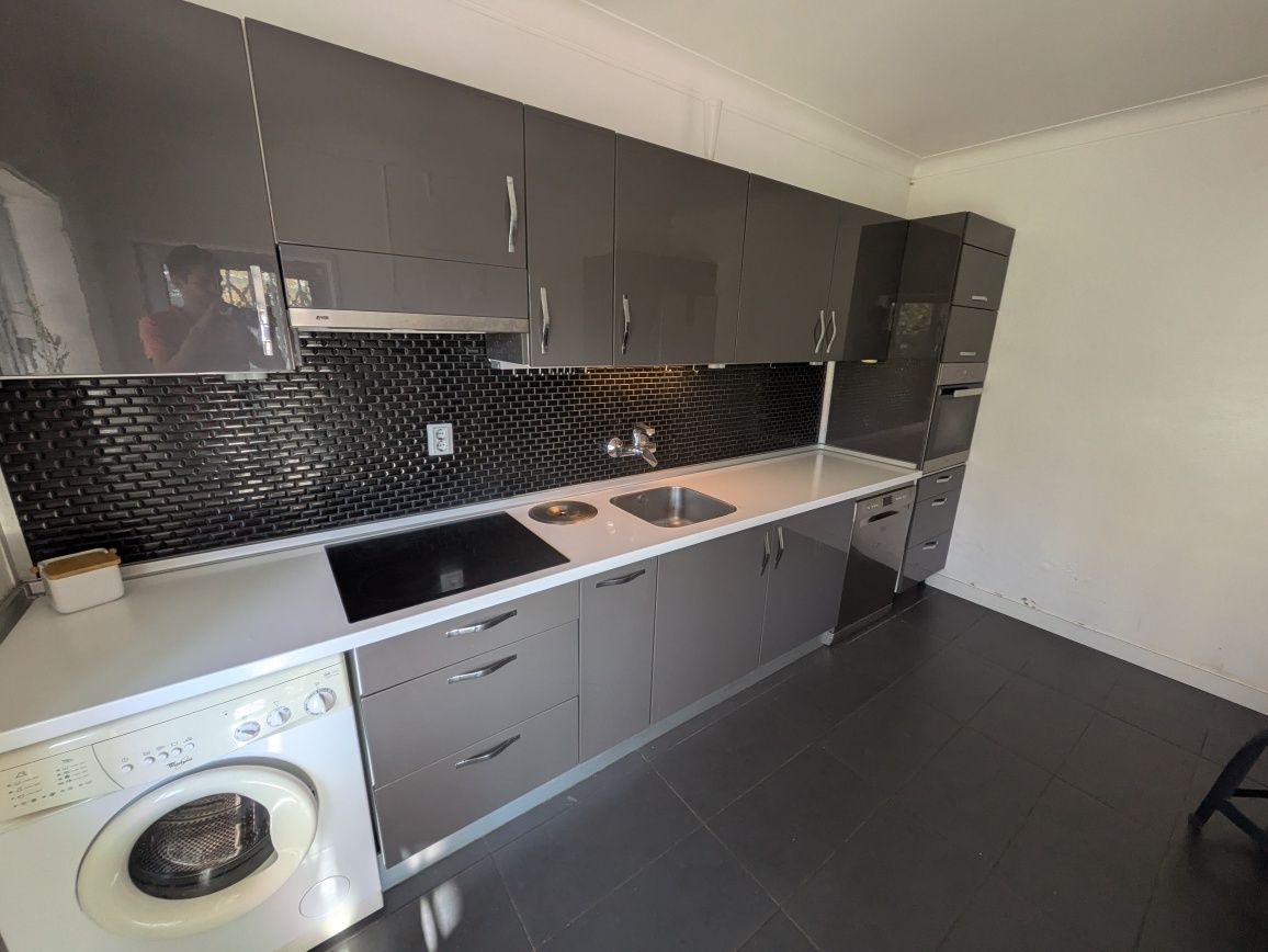 Móveis de cozinha cinzentos em ótimo estado de conservação