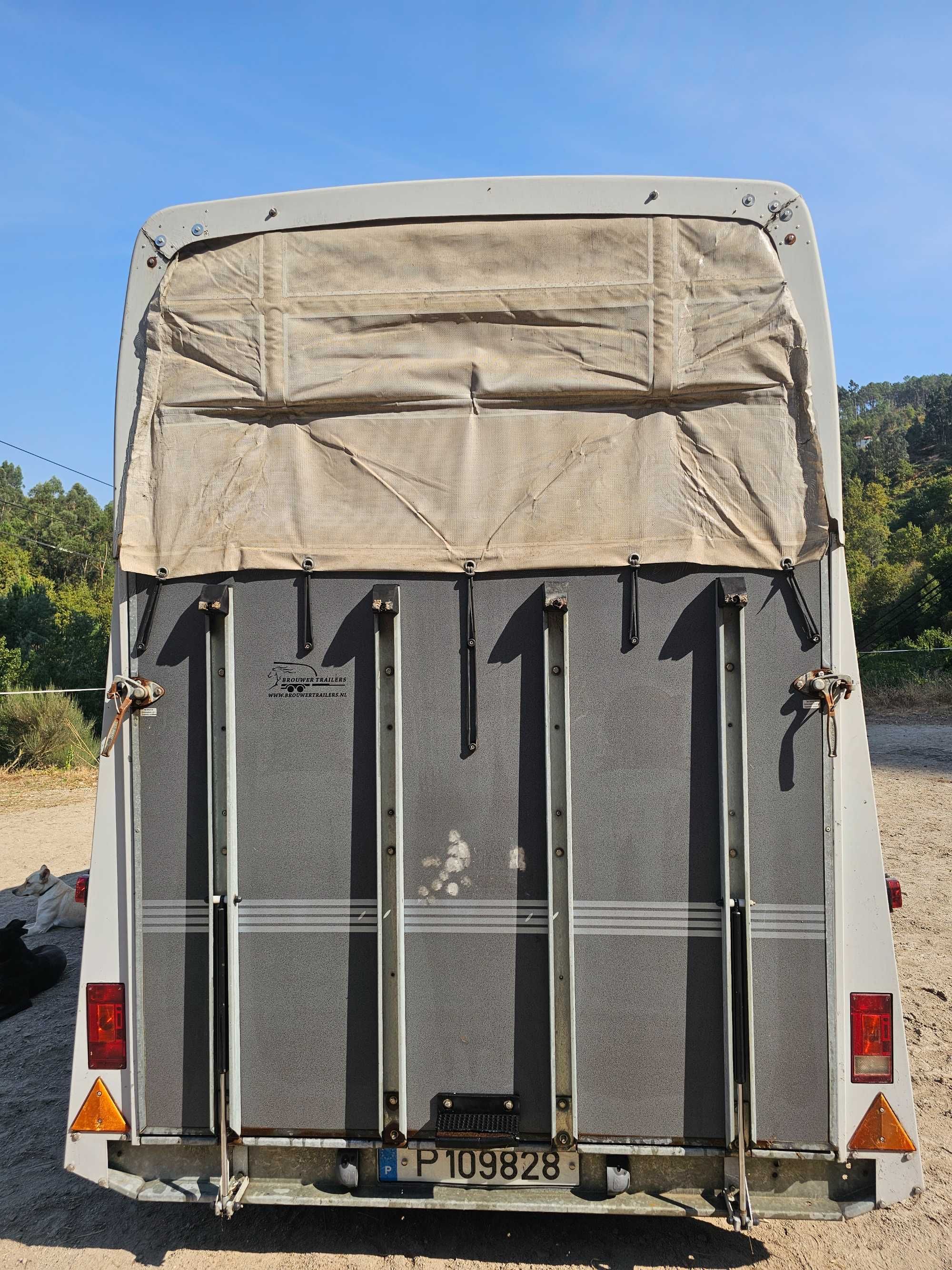 Reboque de 2 cavalos Humbaur