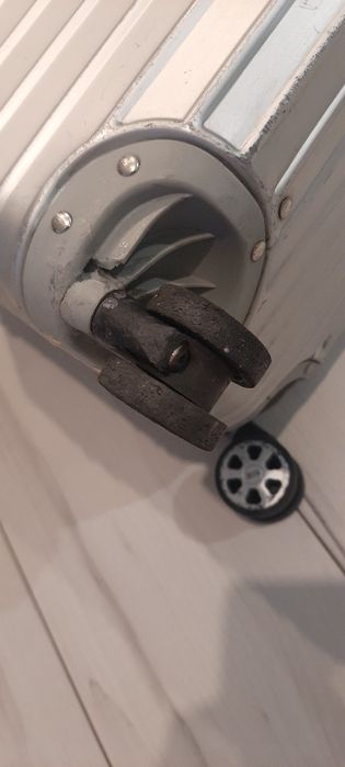 Rimowa walizka na czterech kółkach z wysuwaną rączką