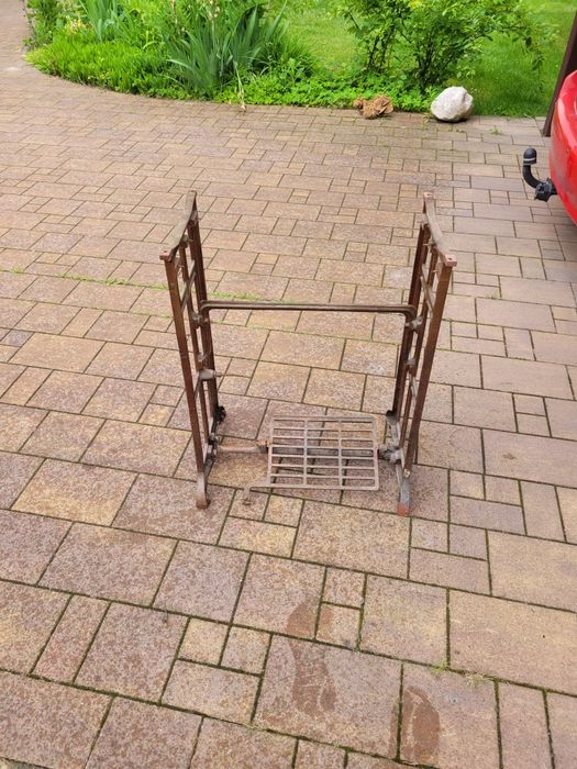 Metalowa podstawa od maszyny do szycia