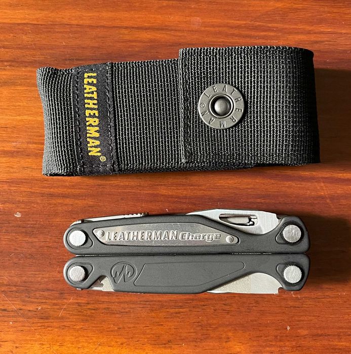 Multitool LEATHERMAN Charge ALX + Kabura