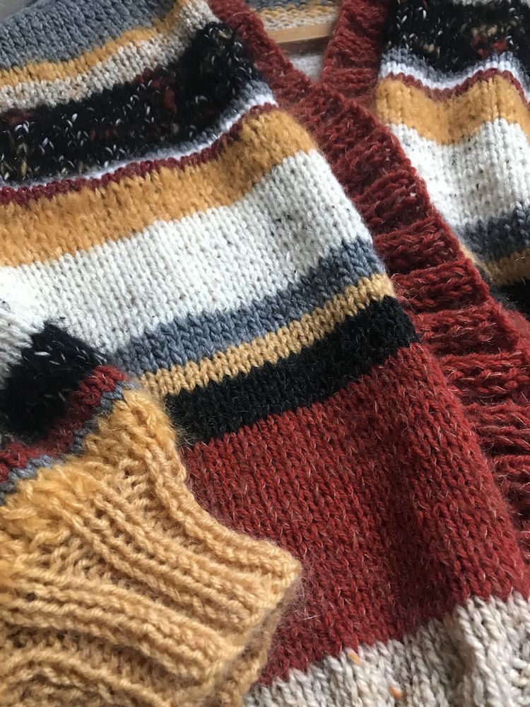 Krótki kardigan sweter zrobiony na drutach pasy jesienny