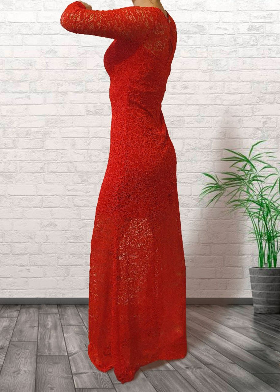 Платье красное в пол.