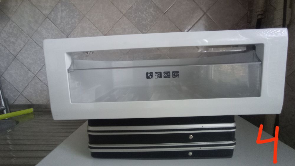 Полки  на холодильник ".SAMSUNG RL 28 DATS.."