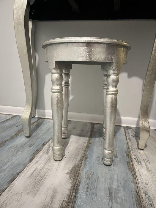 Elegancka sreberna toaletka w stylu glamour