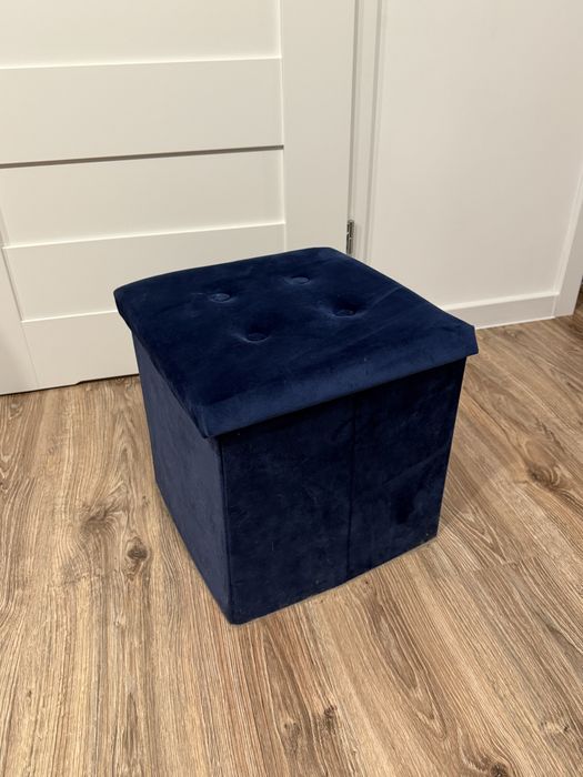 Granatowe krzesło tapicerowane ze złotem + pufa