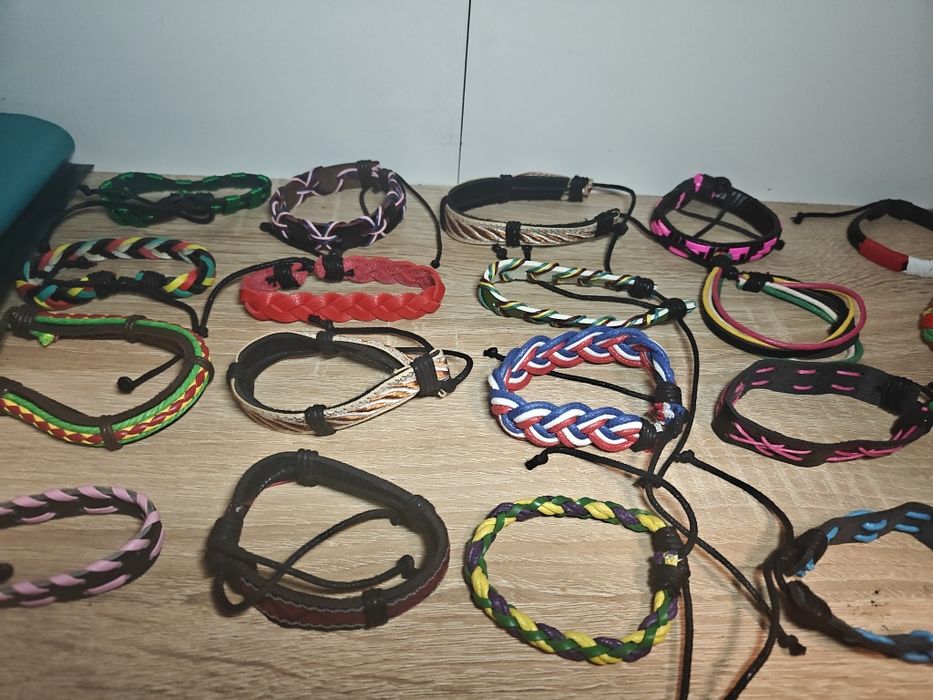 Bransoletki, każda po 3,80 zł