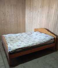 Двохспальне деревʼяне ліжко з матрасом
