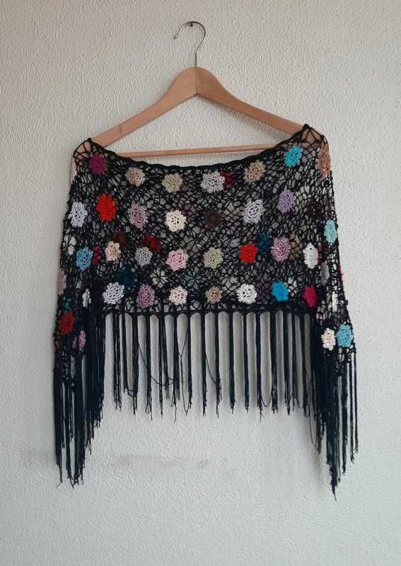 Poncho de crochet preto com flores