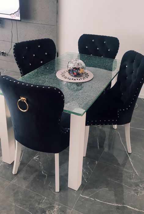 Stół z krzesłami ( komplet)