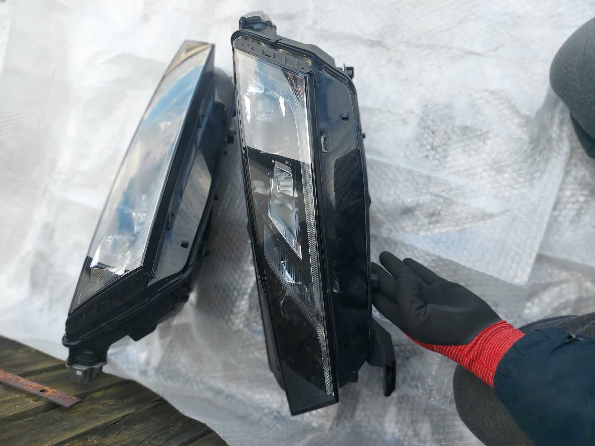 lampa przednia R+L full led kompletna octavia 4  5e4