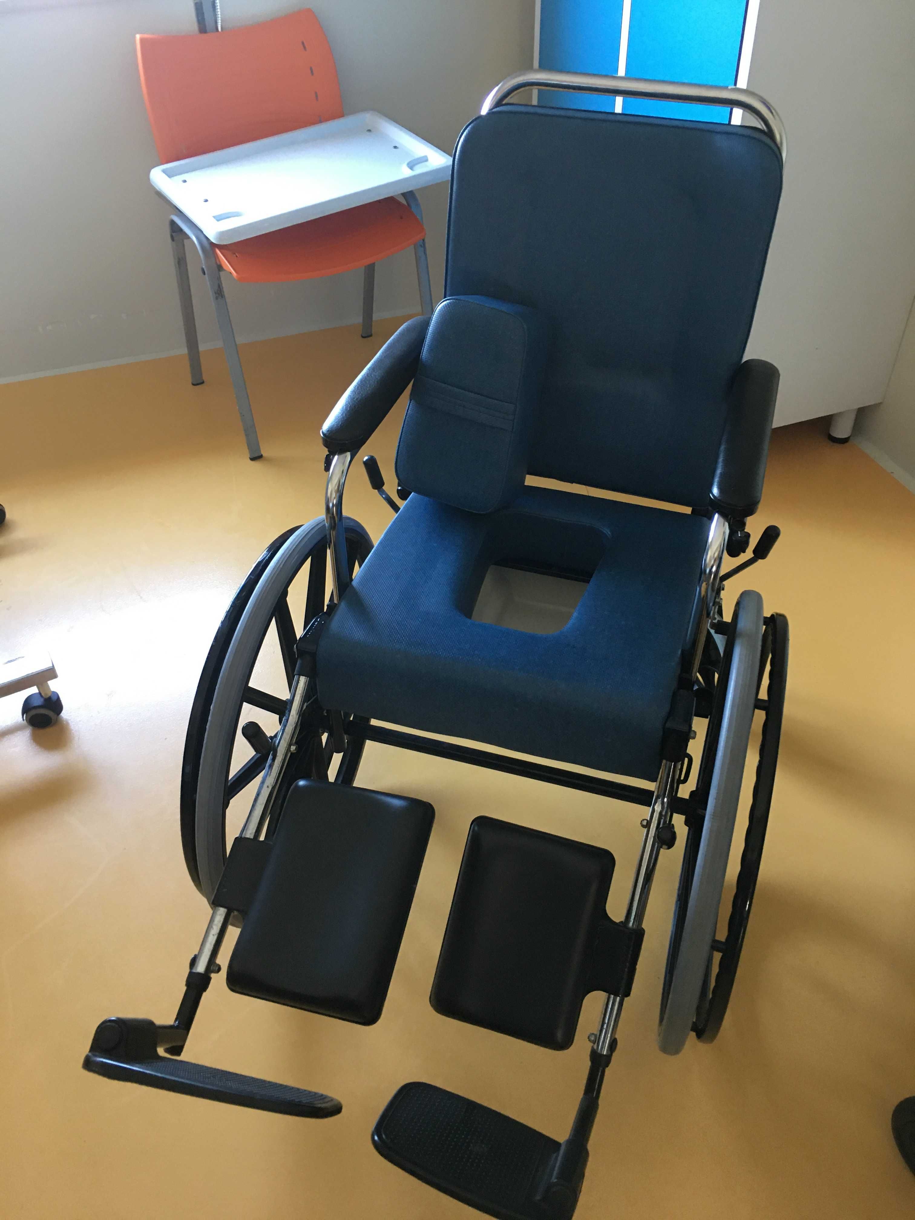 SURACE - Cadeira de rodas com tabuleiro e wc p mobilidade reduzida