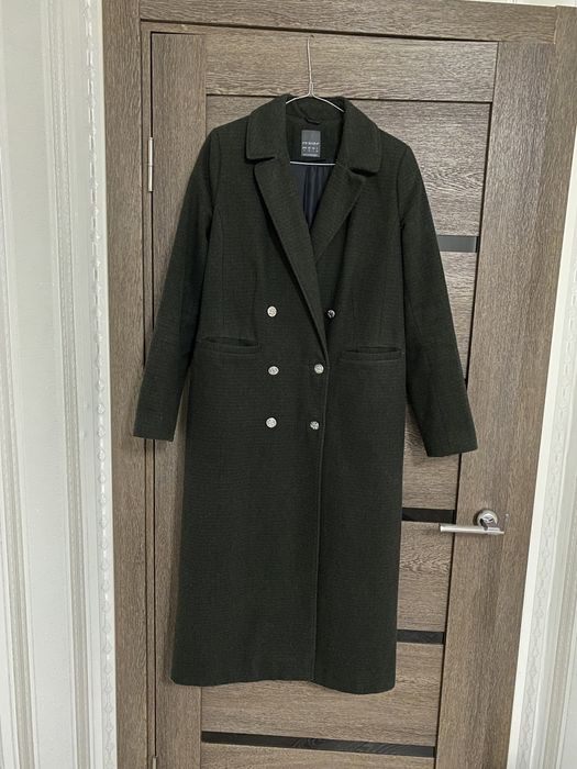 Пальто жіноче кольору хакі