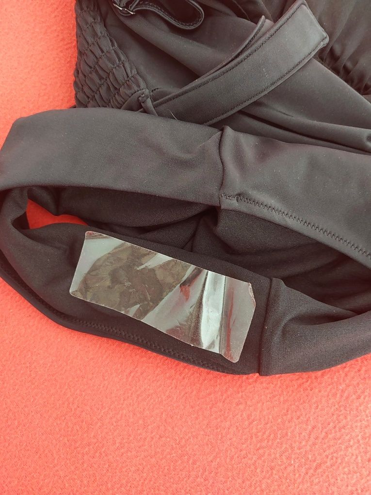 Kostium kąpielowy C&A nowy czarny elegancki
Rozmiar 44
Materiał góry k