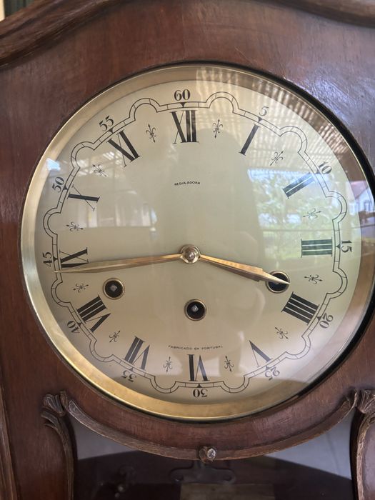 Relógio de parede antigo da Fábrica Nacional de Relógios Reguladora