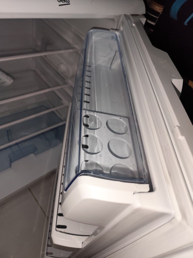 Mini frigorífico Beko TSE1402