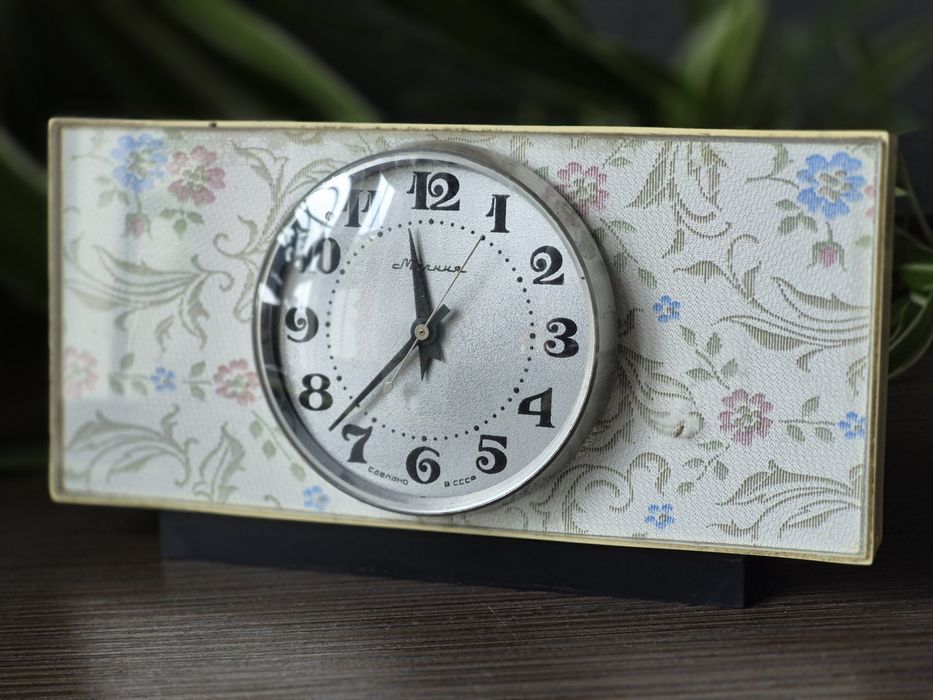Stary nakręcany zegarek kominkowy Mołnia PRL sprawny