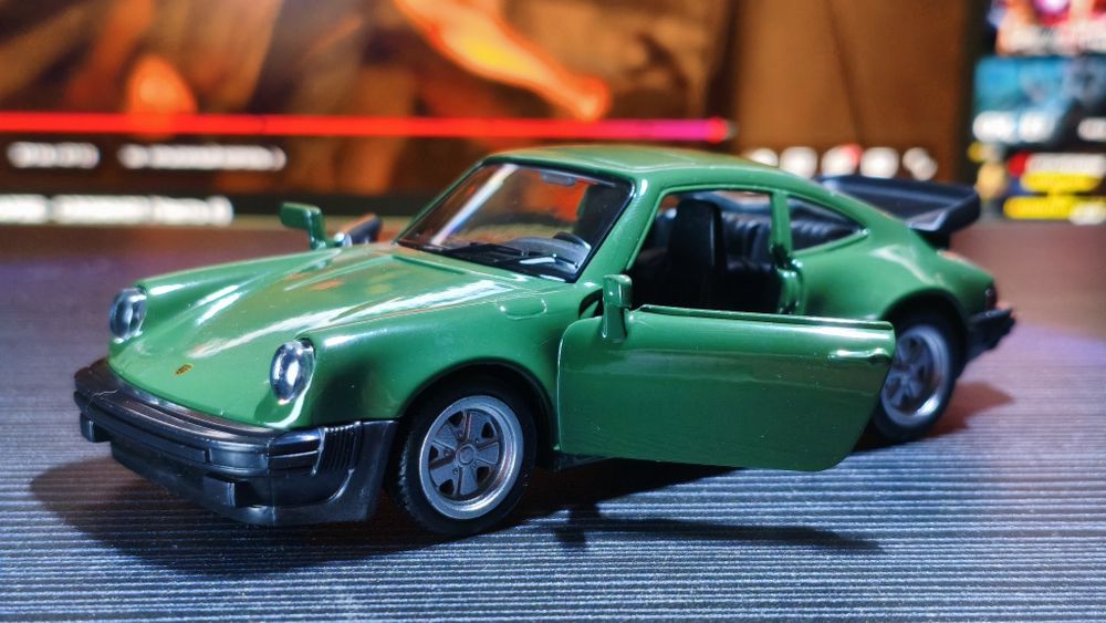 Модель автомобиля Porsche 911 Turbo 3.3 / Масштаб 1:36