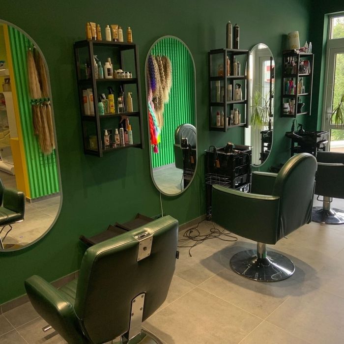 Здам в оренду  місце для майстра перукаря,бровіста та манікюр