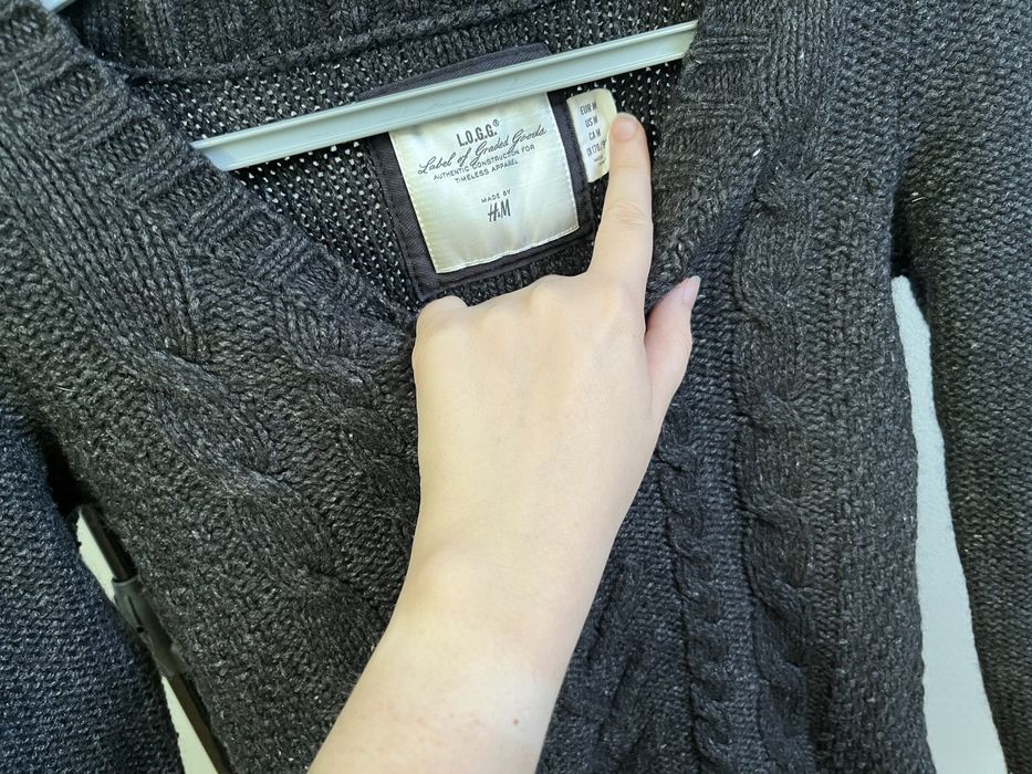 Czarny welniany sweter