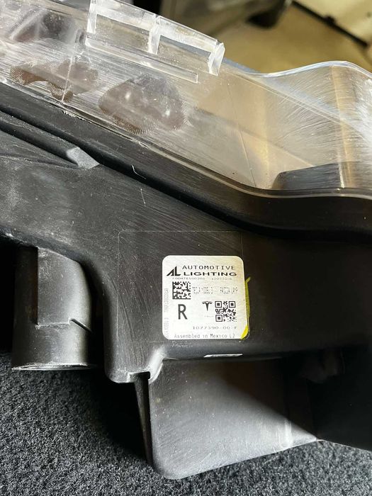 Протитуманна фара на Tesla model 3