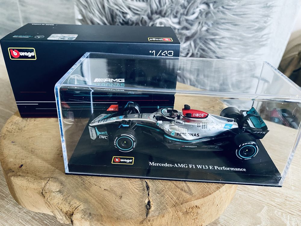 Model Burago 1:43 w akrylowej obudowie Mercedes - AMG F1 W 13 E Perfo