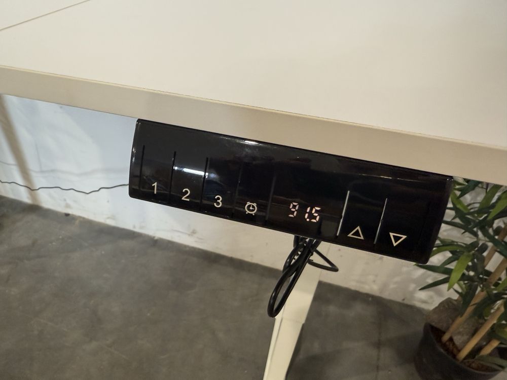Fajne elektryczne biurko programy podnoszenia super stan dowóz wysyłka