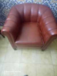 Vende-se 2 poltronas em pele.