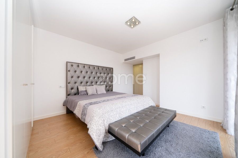Conjunto Quarto Luxo – Cama 2x2m + Colchão Novo + Banqueta