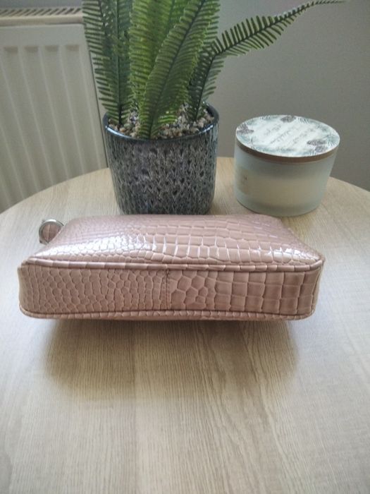 Torebka do ręki w kolorze pudrowego różu.