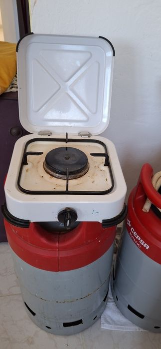 Botija de gas com regulador e fogão de um bico.