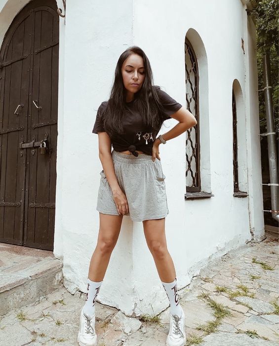 Міні спідниця в спортивному стилі