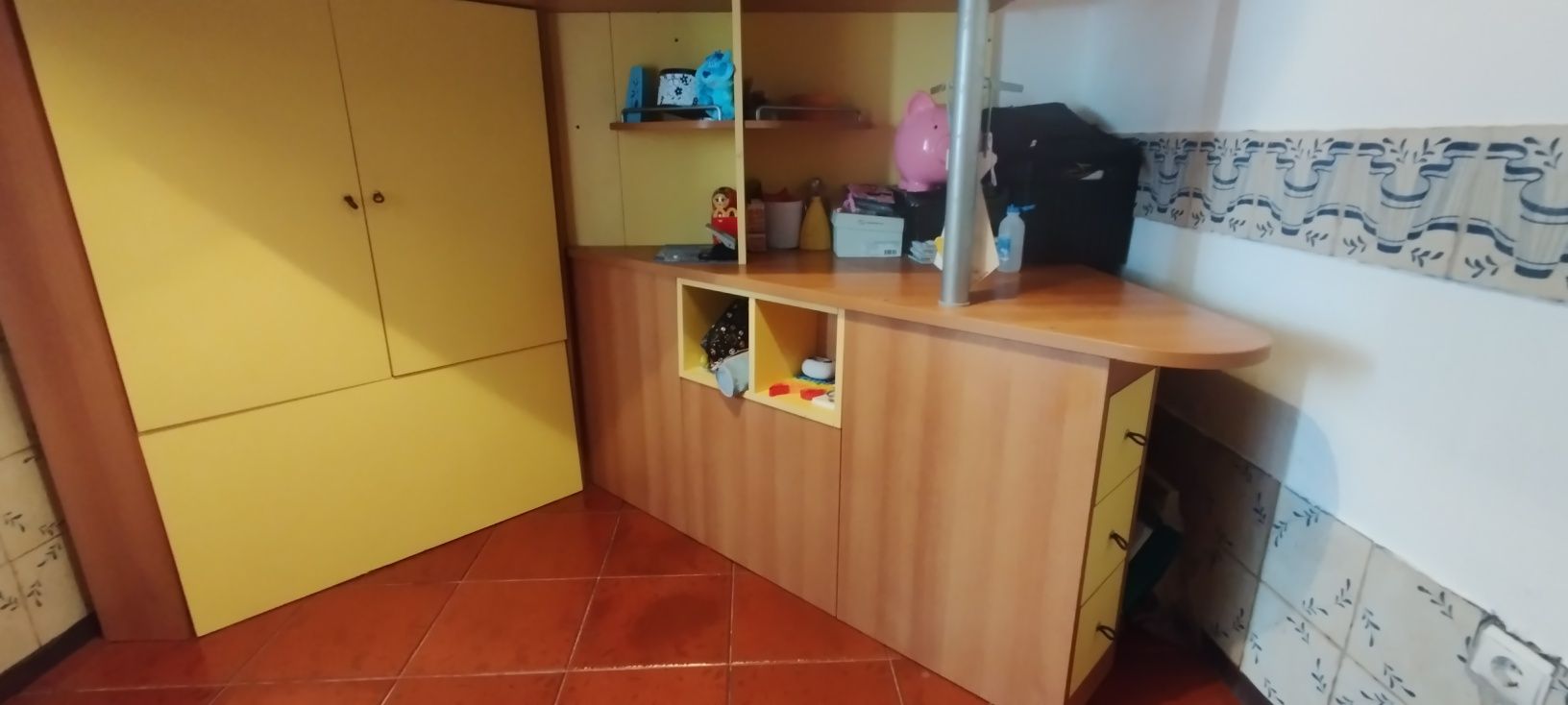Beliche com colchão, secretária e roupeiro