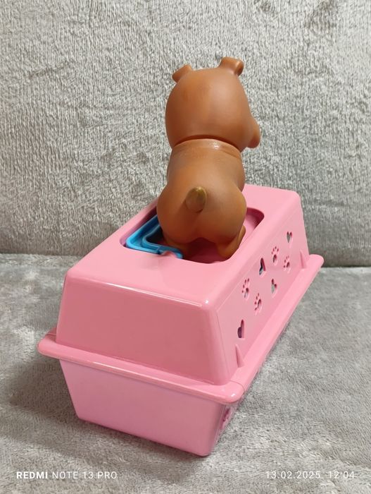 Piesek w klatce w nosidełku