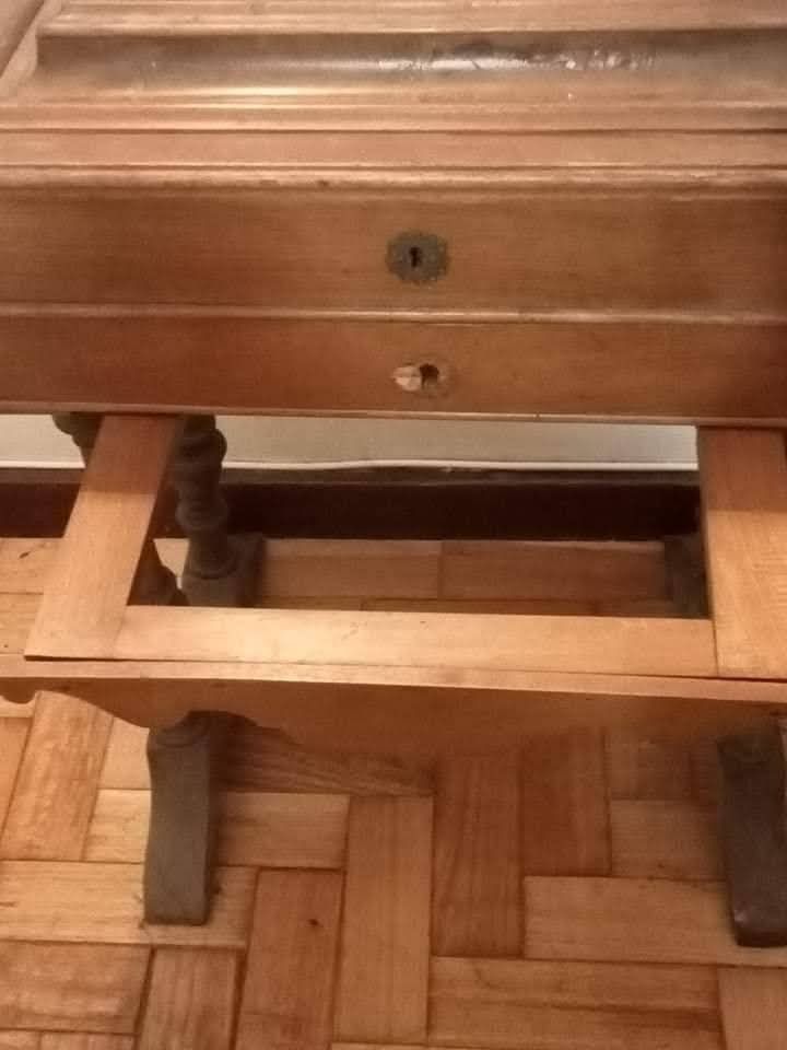 Costureirinha centenária para restauro